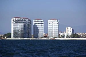 Images Dated 12th February 2007: North America, Mexico, State of Jalisco, Puerto Vallarta. Hotel lined coastline