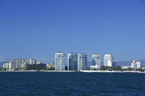 Images Dated 12th February 2007: North America, Mexico, State of Jalisco, Puerto Vallarta. Hotel lined coastline