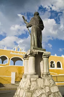 Images Dated 22nd February 2007: North America, Mexico, Yucatan, Izamal. The Franciscan Convent of San Antonio de Padua