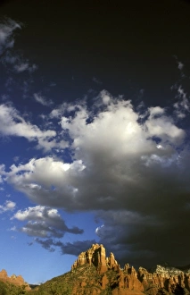 Images Dated 14th May 2008: North America, United States, Arizona, Sedona. Red rocks with clouds