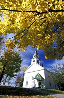 Images Dated 14th May 2008: North America, United States, Vermont. White church with fall maple trees