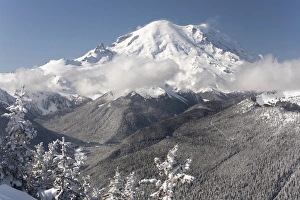 Images Dated 21st February 2007: North America, United States, Washington, snow-covered Mt. Rainier and White River