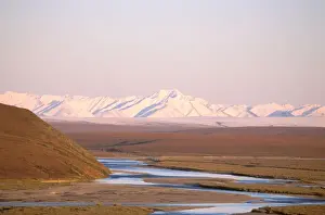 Images Dated 2nd August 2006: North America, USA, Alaska. Brooks range rises behind the Sagavanirktok River