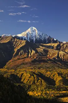 North America; USA; Alaska; On the Glennallen Hwy; Mountains and Autumn Color