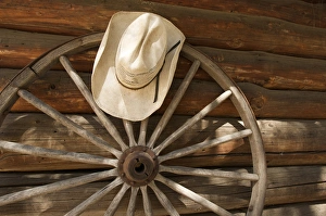 Images Dated 10th July 2009: North America, USA, California, Yosemite National Park. Straw hat and a wagon wheel