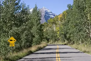 Images Dated 21st September 2007: North America - USA - Colorado - Rocky Mountains - Sign on road to Maroon Bells near Aspen CO
