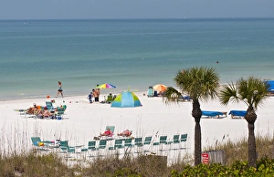 Images Dated 9th April 2011: North America, USA, Florida, Sarasota, Crescent Beach, Siesta Key, People relaxing