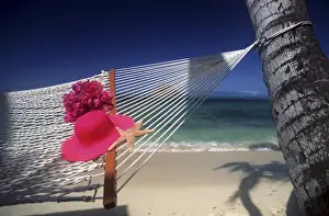 Images Dated 4th March 2008: North America, USA, Hawaii. Sun hat sitting on hammock, still life
