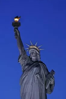 Images Dated 10th November 2006: North America, USA, New York, New York City. The Statue of Liberty in the evening