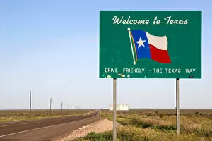 Images Dated 18th September 2006: North America, USA, Texas state line bordering New Mexico on U.S. Highway 285