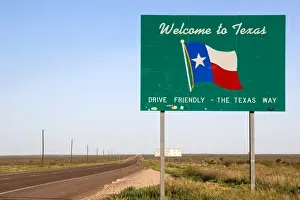 Images Dated 18th September 2006: North America, USA, Texas state line bordering New Mexico on U. S. Highway 285