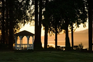 Images Dated 26th January 2007: North America, USA, WA, Olympic National Park. Quinault Lodge lake front at sunset