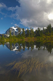 Images Dated 26th September 2009: North America, USA, Washington, Mt. Shucksan Reflecting in Picture Lakewith Autumn Color
