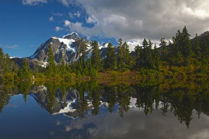 Images Dated 26th September 2009: North America, USA, Washington, Mt. Shucksan Reflecting in Picture Lakewith Autumn Color