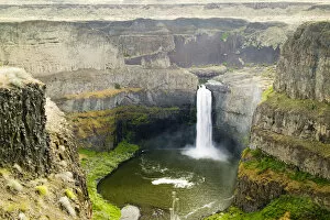 North America, USA, Washington, Palouse Waterfalls with Spring water flow