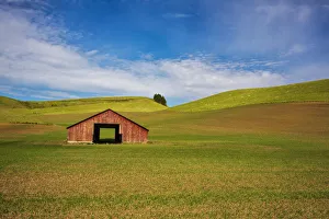 Images Dated 28th May 2012: North America; USA; Washington; Red Barn in Spring