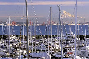 Images Dated 11th May 2006: North America, USA, Washington State, Seattle. Elliott Bay Marina and Mount Rainier