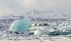 Images Dated 28th January 2020: Northern shore of glacial lagoon Jokulsarlon with glacier Breidamerkurjokull in