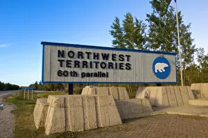Images Dated 17th August 2005: Northwest Territories, Canada. 60th parallel sign