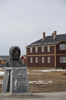 Images Dated 26th June 2009: Norway, Arctic Circle, Svalbard Islands, Spitsbergen, Ny Alesund (aka Kings Bay)