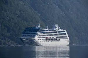 Images Dated 4th July 2009: Norway, Hellesylt. Geirangerfjord at the port city of Hellesylt. UNESCO