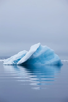 Images Dated 14th August 2009: Norway, Svalbard, Nordaustlandet, Melting iceberg along Wahlberg Island in fog
