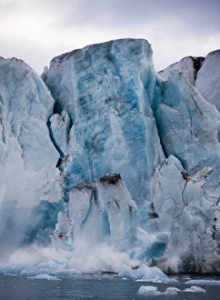 Norway, Svalbard, Spitsbergen Island, Icebergs calving from ice face of Sveabreen