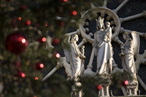 Images Dated 12th December 2006: Notre Dame Cathedral at Christmas, Paris, France