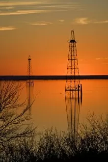 Images Dated 24th December 2007: Oil well derricks in Lake Arrowhead near Wichita Falls, Texas, USA at sunset, winter