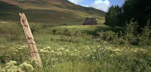 Images Dated 24th August 2004: An old barn in Washingtons Methow valley is reminicent of pioneer days throughout