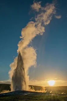 Images Dated 25th April 2022: Old Faithful Geyser Eruption, Yellowstone National Park, Wyoming, Usa