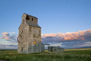 Images Dated 6th June 2008: The old granary elevator at Ross fork near Lewistown Montana