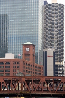 Images Dated 17th September 2006: Old and new architecture contrast in Chicago, Illinois