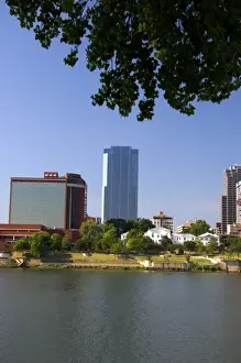 Images Dated 5th June 2006: Old Statehouse and modern office buildings along the Arkansas River at Little Rock