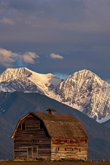 Images Dated 26th September 2024: Old wooden barn and Mission Mountains near Pablo, Montana, USA. (Editorial Use Only)