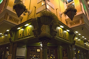 Images Dated 17th May 2006: The Oliver St. John Gogarty pub, Temple Bar, Dublin