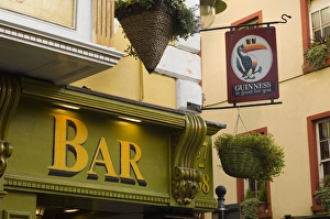 Images Dated 17th May 2006: The Oliver St. John Gogarty pub, Temple Bar, Dublin