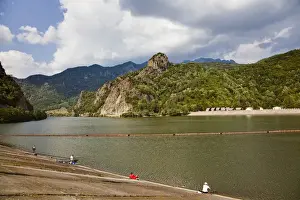 Images Dated 15th September 2009: The Olt gorge through the carpathian mountains north of Ramnicu Valcea with reservoir