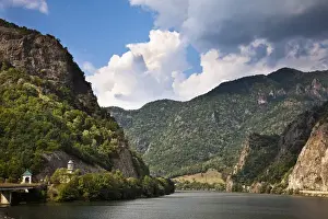 Images Dated 15th September 2009: The Olt gorge through the carpathian mountains north of Ramnicu Valcea with reservoir