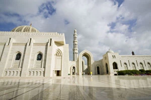 Images Dated 18th February 2007: Oman, Muscat, Al-Ghubrah. Grand Mosque-Exterior / Daytime