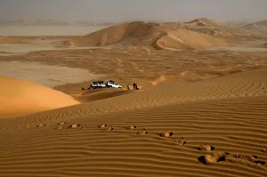 Images Dated 14th February 2009: Oman, Rub Al Khali desert, driving on the dunes