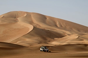 Images Dated 14th February 2009: Oman, Rub Al Khali desert, driving on the dunes