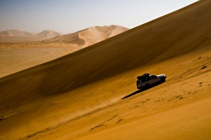 Images Dated 15th February 2009: Oman, Rub Al Khali desert, driving on the dunes