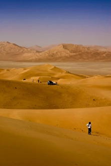 Images Dated 16th February 2009: Oman, Rub Al Khali desert, driving on the dunes