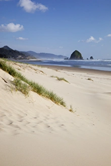 Images Dated 9th May 2012: OR, Oregon Coast, Cannon Beach and Haystack Rock