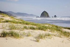 Images Dated 9th May 2012: OR, Oregon Coast, Cannon Beach and Haystack Rock
