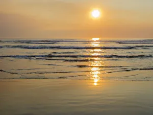 Images Dated 9th June 2021: Oregon, Cannon Beach. Sunset ocean view