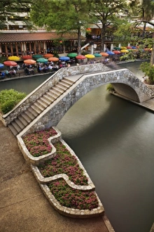 Images Dated 5th April 2006: Outdoor cafe along River Walk and bridge over San Antonio River, San Antonio, Texas
