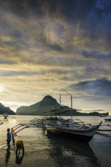 Images Dated 25th April 2012: Outrigger at sunset in the bay of El Nido, Bacuit Archipelago, Palawan, Philippines