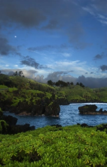 Images Dated 2003: Pa iloa Bay at Wai anapanapa State Park on Maui, Hawaii. In the background